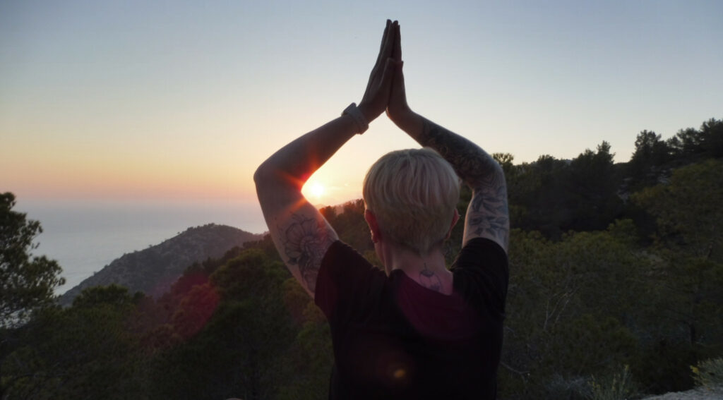 Heike im Sonnenuntergang mit Prayerhänden