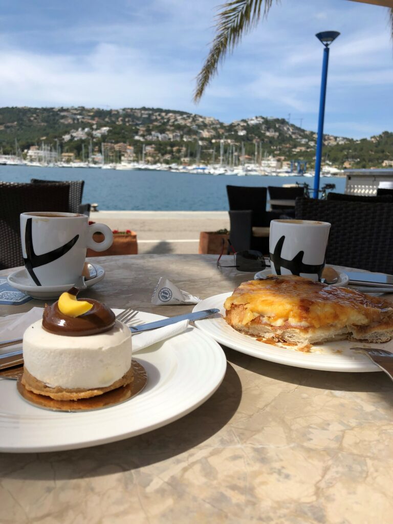 Cafe auf Mallorca, La Consigna, Café´s und Kuchen mit Blick auf Wasser und Palmen